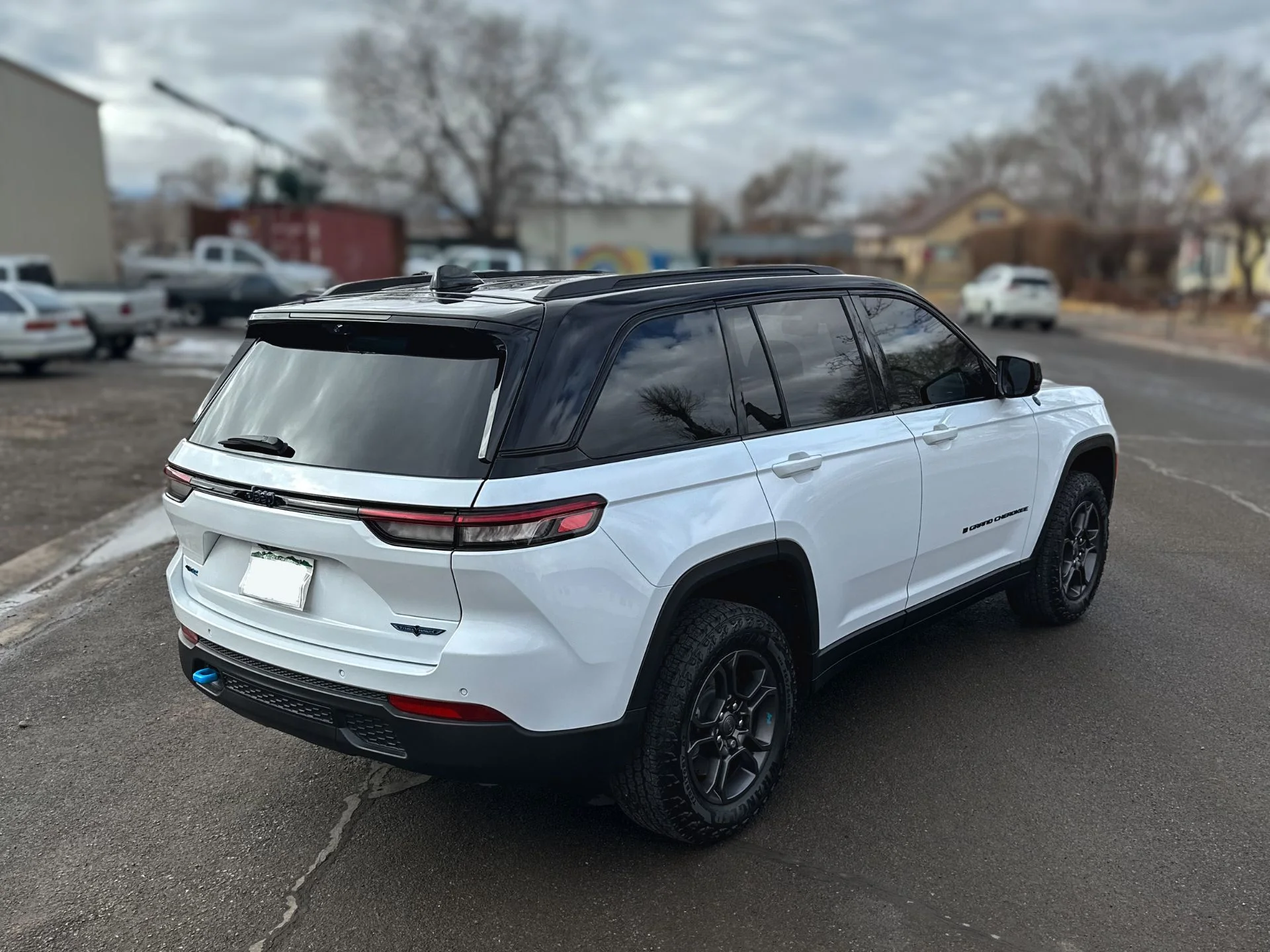 Jeep Grand Cherokee featuring ceramic window tint, enhancing style and protection.